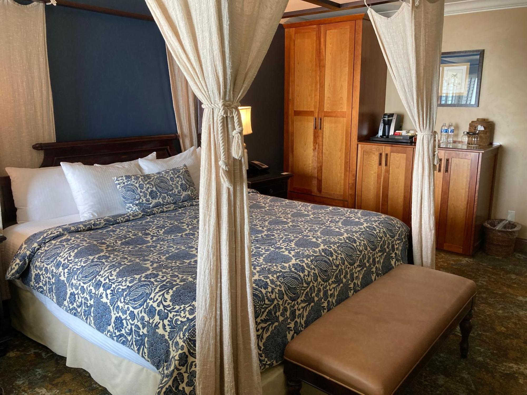 Blue Dolphin Inn Камбрія Екстер'єр фото